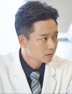 《外科风云》刘奕君继谢玉之后再演反派boss 阁主靳东是否接的住？
