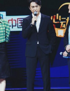 外科风云将播 靳东自爆“手术戏最难搞，差点抑郁崩溃”