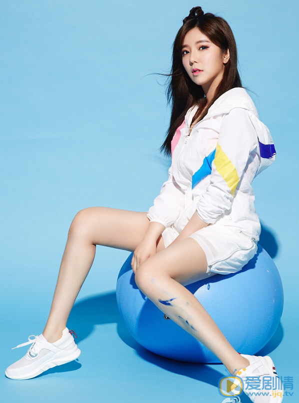 繁星四月李宝英是谁演的？李宝英扮演者赵奕欢个人资料生活私照欣赏