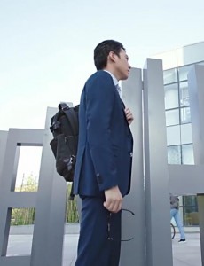 外科风云靳东背的黑色双肩包是什么牌子的？哪个型号？多少钱？
