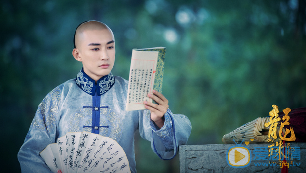 龙珠传奇之无间道曝“情陷清宫”版海报最新剧照 杨紫秦俊杰情侣档开启虐恋模式
