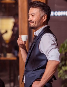 王子咖啡店将播 老腊肉曹卫宇绅士魅力爆棚，与徐璐上演“父子情深”