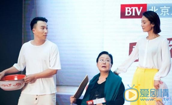 平凡岁月发布会 斯琴高娃现场称赞曹瑞演技扎实