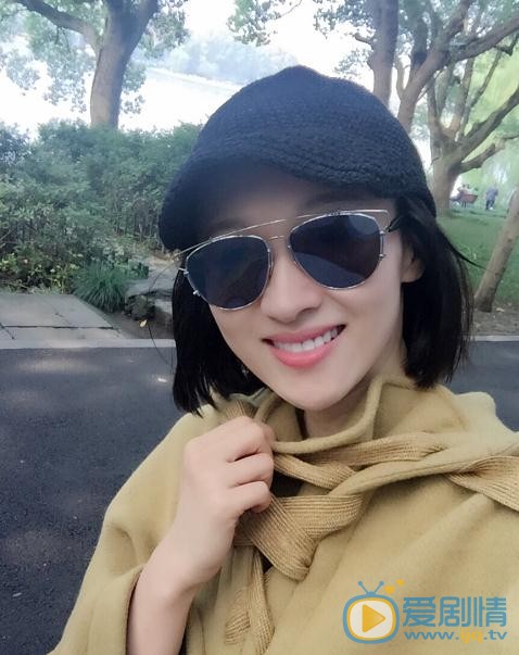 那些年我们正年轻向晴是谁演的？向晴扮演者练束梅个人资料、写真及生活照欣赏