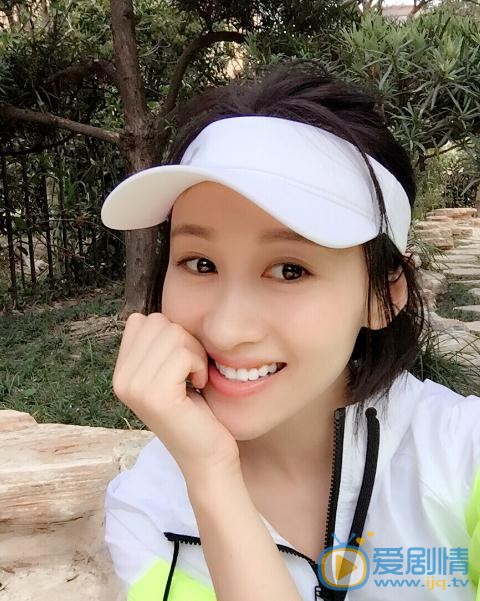那些年我们正年轻向晴是谁演的？向晴扮演者练束梅个人资料、写真及生活照欣赏