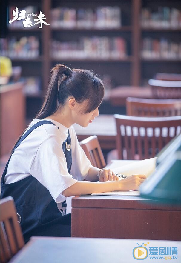 归去来曝光全新萧清剧照 唐嫣被赞最美女学霸