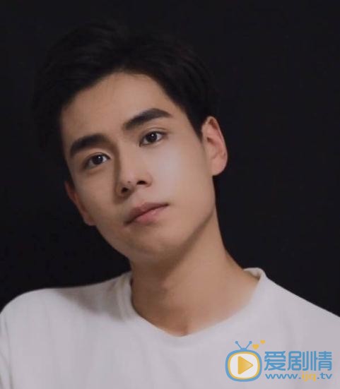 致我们单纯的小美好江辰是谁演的？江辰扮演者胡一天个人资料、写真及生活照欣赏