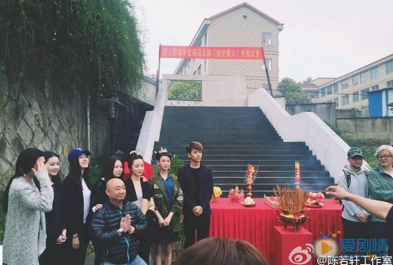 柜中美人片场照