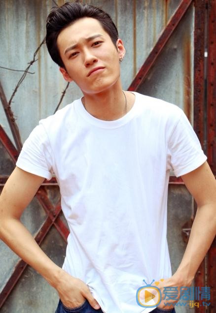 致我们单纯的小美好李束是谁演的？李束扮演者张何昊臻个人资料、写真及生活照欣赏