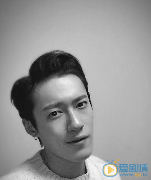 致我们单纯的小美好李束是谁演的？李束扮演者张何昊臻个人资料、写真及生活照欣赏