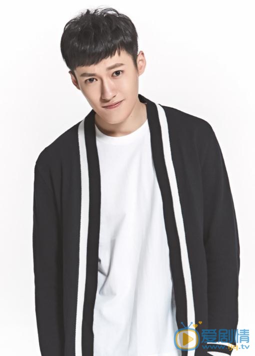 致我们单纯的小美好李束是谁演的？李束扮演者张何昊臻个人资料、写真及生活照欣赏