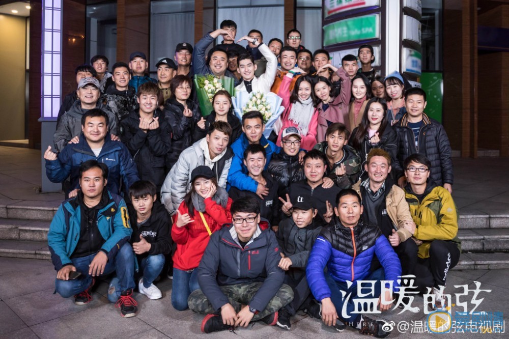 温暖的弦片场照