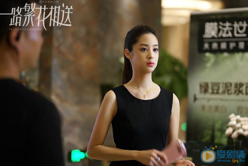 一路繁花相送纪若栎和路非是什么关系？纪若栎喜欢路非吗？