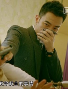 和平饭店窦仕骁为什么要勒索敲诈龚导演？窦仕骁这样做的原因是什么？