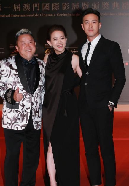 曾宝仪家人合照