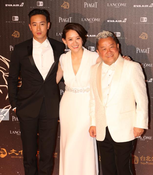 曾宝仪个人资料简介 曾宝仪和老爸曾宝仪以及弟弟合照