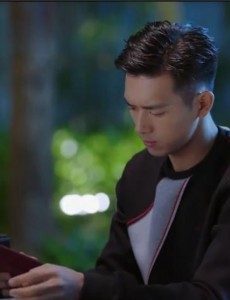 南方有乔木常剑雄为什么经常对着领花发呆？为什么时樾手里也有一对一模一样的领花？