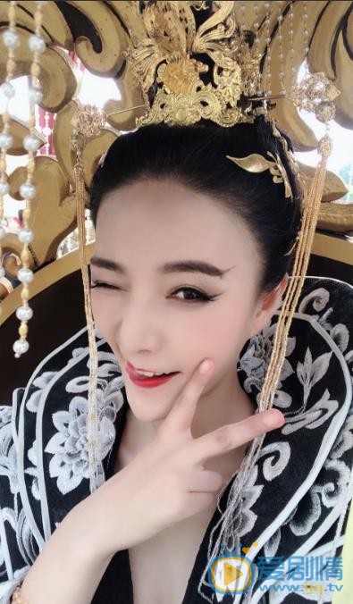 潘彦妃片场照