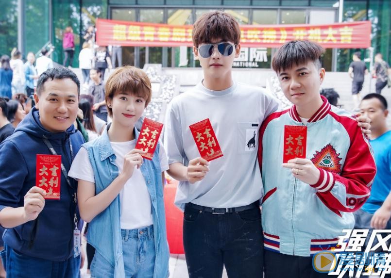 强风吹拂发布会