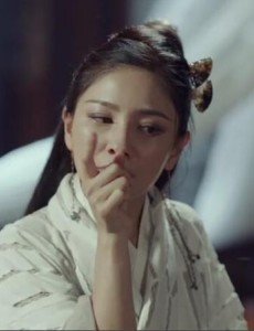 扶摇中轩辕晓嘴里的“他”指的是谁？轩辕晓为什么疯疯癫癫？