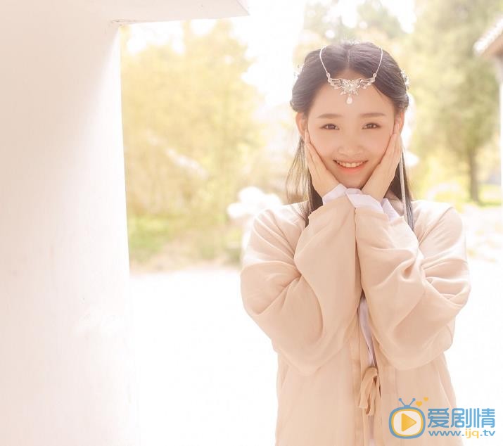 爱情进化论贾小美是谁饰演的？贾小美扮演者梁宝羚个人资料、写真及生活照欣赏