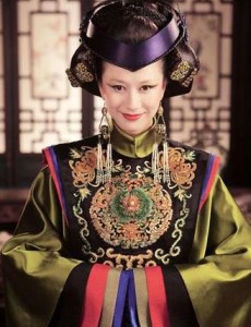 娘道隆万氏为什么百般陷害瑛娘？隆万氏是什么人？隆夫人为什么纵容她？