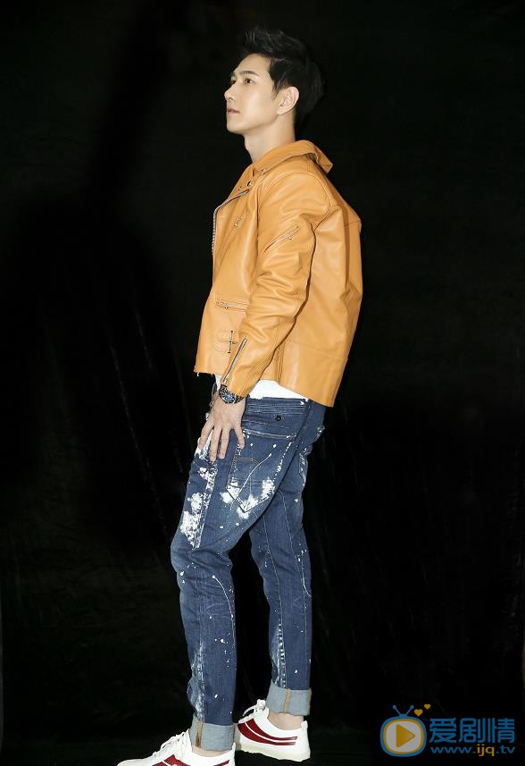 橙红年代韩进是谁演的？韩进扮演者何明翰个人资料、写真及生活照欣赏