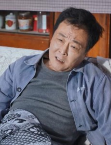 我们的四十年冯胜利为什么想成为胡同里第二个有电视的？冯胜利他们抢电视的原因是什么？