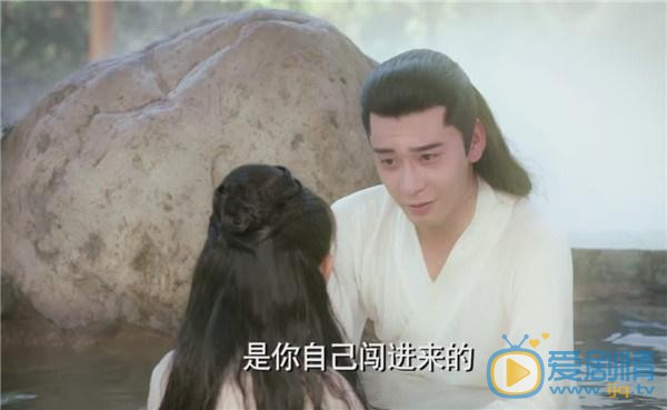 东宫小枫在温泉中碰见李承鄞 两人四目相对场面十分尴尬