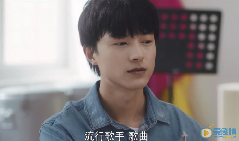 等等啊我的青春周霖的扮演者魏天浩 是个帅气的音乐老师