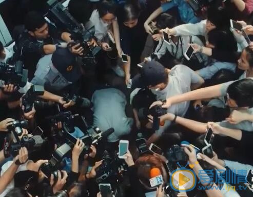 我们与恶的距离主要讲述的是什么？
