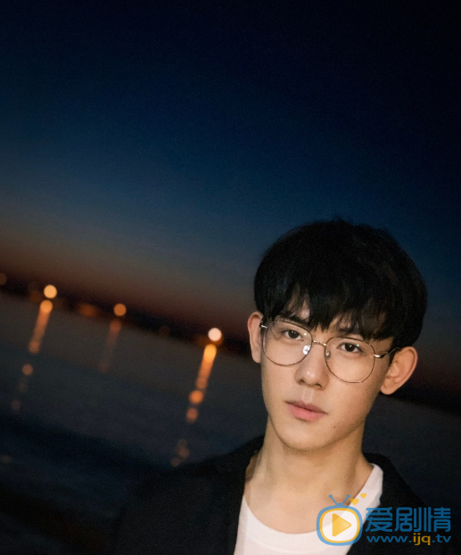 蒋熠铭夜色海边写真照