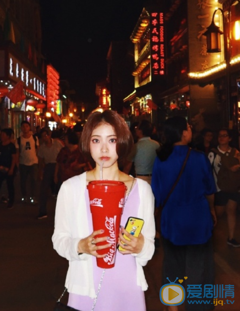 许诗茵游玩生活照