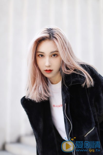 舒一灵高清街拍照