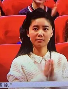 春晚灵异事件 春晚总是鼓掌的白衣女到底是谁？