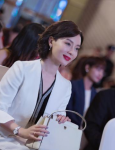 《完美关系》舒晴孩子父亲曝光，难怪老板说她复杂