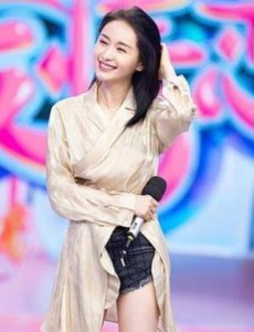 快乐大本营王子文长发引热议 大玩“下装失踪”秀长腿