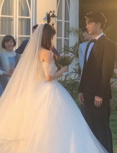 仲夏满天星杨超越婚纱照曝光 与许魏洲深情对视