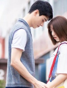 致我们甜甜的小美满周筱用的什么手机？周筱玩手机梗是什么意思？