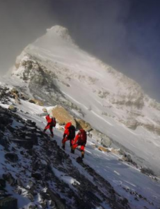 珠峰高程测量登山队登顶成功，这也是一次历史性的探索