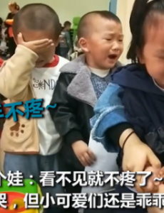 幼儿园采血现场萌娃哭成一片，医师声东击西式采血