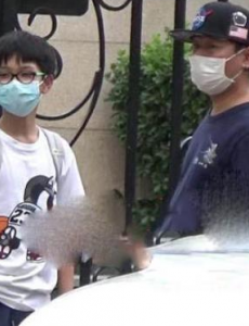 白百何陈羽凡接儿子放学，离婚后首次同框