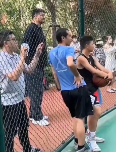 姚明野球场当观众，津津乐道地站起看着，小表情十分用心