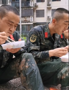 辛苦了！救援官兵满身泥泞吃饭