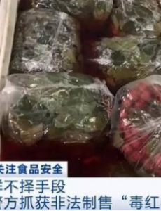黑心商贩不择手段，商贩用工业稀硫酸泡水果