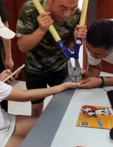 女子2天内2次求助消防剪戒指，原因让人哭笑不得