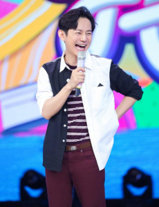 何炅弯腰给新人让镜头，导播摄像误会