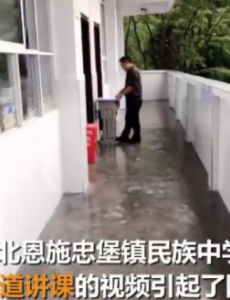 老师站楼道给学生讲课，网民被感动