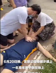 男子跑步缺氧倒地，北大医生跪地急救膝盖渗血