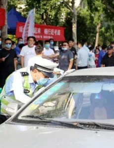 母亲把高考女儿送错考点当场痛哭，交警免责